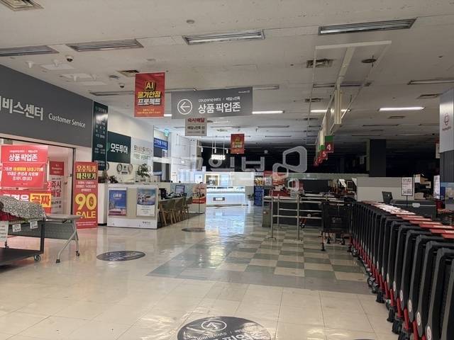 이날 오전 홈플러스 남대구점의 내부. 마트는 불이 꺼져있고 임대매장은 한산한 분위기다. 김도경 기자