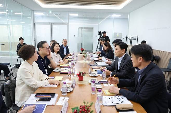 포항시는 21일 그래핀스퀘어 포항캠퍼스에서 그래핀 및 푸드테크 기업 관계자들과 현장 간담회를 개최했다.(사진=포항시)