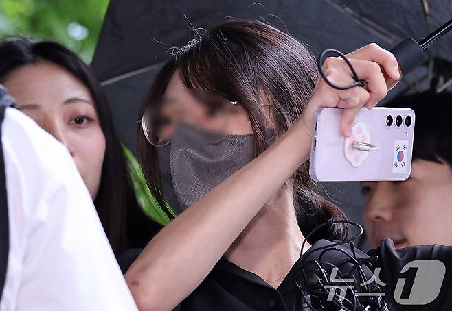 '올다르크’(올림픽공원+잔 다르크)로 불리는 30대 여성이 21일 오후 구속 전 피의자 심문(영장실질심사)을 받기 위해 서울 송파구 서울동부지방법원에 출석하고 있다. 2026.7.21 ⓒ 뉴스1 박지혜 기자