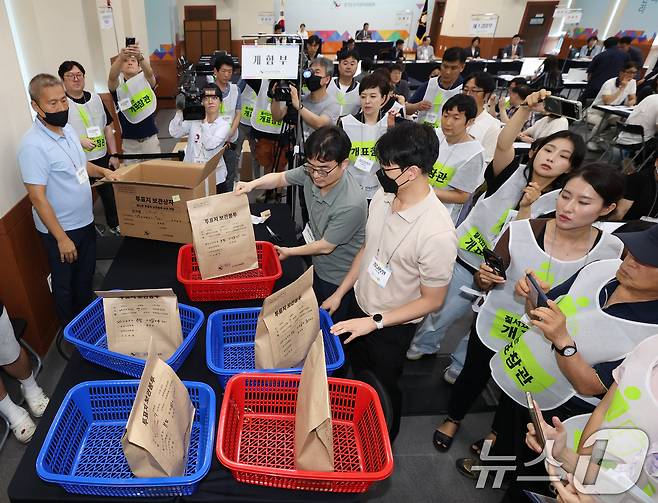 21일 경기 수원시 영통구 경기도선거관리위원회에서 열린 '성남시 제7선거구 경기도의원 선거 및 당선무효소청 투표지 검증'에서 양측 참관인들이 지켜보는 가운데 도 선관위 관계자들이 투표지 검증을 하고 있다. 2026.7.21 ⓒ 뉴스1 김영운 기자