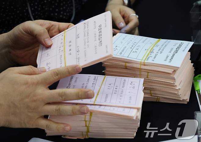 21일 경기 수원시 영통구 경기도선거관리위원회에서 열린 '성남시 제7선거구 경기도의원 선거 및 당선무효소청 투표지 검증'에서 양측 참관인들이 지켜보는 가운데 도 선관위 관계자들이 투표지 검증을 하고 있다. 2026.7.21 ⓒ 뉴스1 김영운 기자