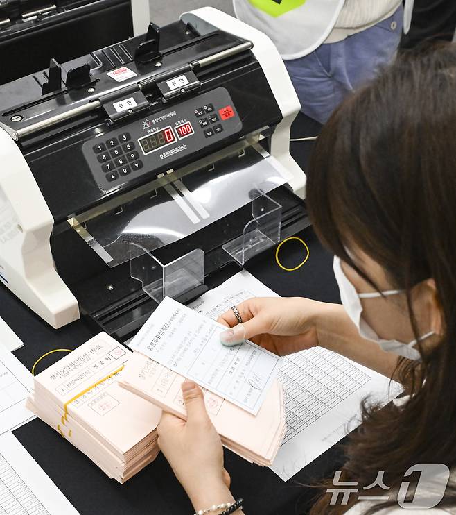 21일 경기 수원시 영통구 경기도선거관리위원회에서 열린 '성남시 제7선거구 경기도의원 선거 및 당선무효소청 투표지 검증'에서 양측 참관인들이 지켜보는 가운데 도 선관위 관계자들이 투표지 검증을 하고 있다. (공동취재) 2026.7.21 ⓒ 뉴스1 김영운 기자