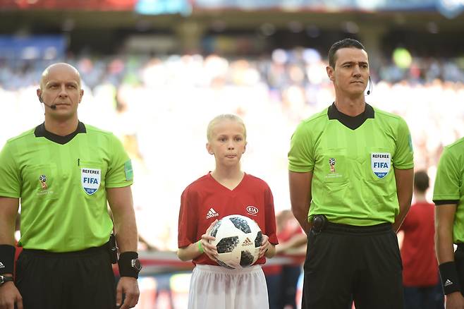 2018 FIFA 러시아 월드컵에서 기아의 '오피셜 매치볼 캐리어'(OMBC)에 선정된 어린이가 공인구를 들고 심판과 함께 도열해 있는 모습. /현대차그룹