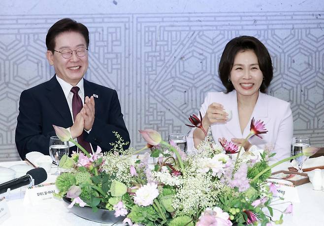 이재명 대통령과 김혜경 여사가 19일 부산에서 열린 제48차 유네스코 세계유산위원회 내빈 만찬에서 참석자 발언에 박수치고 있다. 부산=연합뉴스