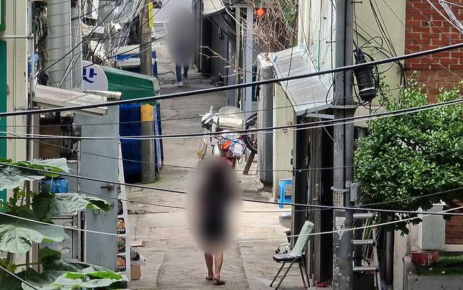 2022년 9월 서울 영등포구 타임스퀘어 인근 성매매 집결지 수도골목 풍경. 골목 오른편에 '휘파리방'으로 불리는 성매매 업소가 몰려 있다. 서재훈 기자