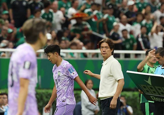 2026 북중미 월드컵 멕시코와 조별리그 2차전에서 교체된 손흥민을 격려하는 홍명보 감독. 사진=연합뉴스
