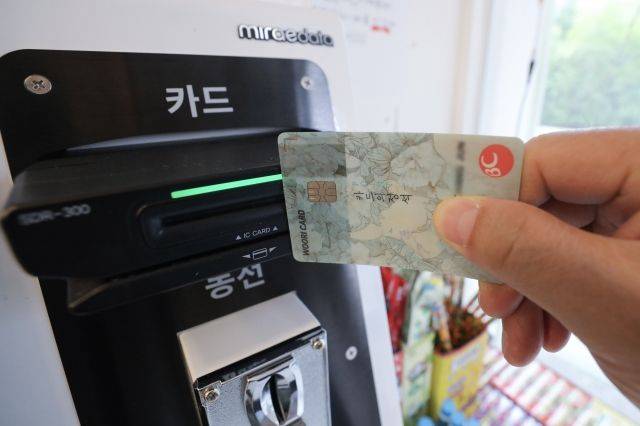 4일 오전 서울 시내의 한 편의점에서 한 소비자가 카드 결제를 하고 있다. 기사 내용과는 무관. 뉴시스