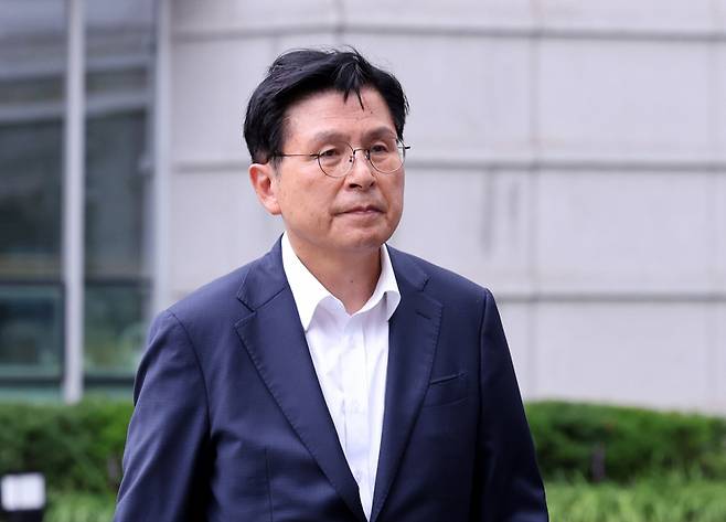 황교안 자유와혁신 대표가 21일 오후 서울 송파구 서울동부지방법원에서 열린 이른바 ‘올다르크’로 불리는 30대 여성의 구속 전 피의자 심문(영장실질심사)에 변호인단을 자처하며 출석하고 있는 모습./사진=뉴스1,