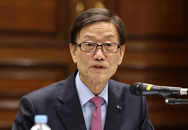 윤진식 한국무역협회장. 무협은 이달 6일(현지 시간) 윤 회장 명의로 미국 무역대표부(USTR)에 무역법 301조 관세 관련 의견서를 제출했다. 무협은 의견서에서 “한국산 제품에 대한 12.5% 추가 관세 부과를 재고해달라”며 관세 시행 유예를 당부했다. 무협은 만약 유예가 어렵다면 추가 관세율을 10%로 낮춰달라고도 요청했다. USTR은 지난달 2일 한국을 강제 노동으로 생산된 상품에 대한 수입 금지 조치의 도입과 효과적 집행에 모두 실패한 54개 경제권 그룹에 포함시키면서 12.5% 관세 부과 대상으로 삼았다. USTR은 이와 별도로 추가 관세를 위한 과잉 생산 관련 조사도 진행하고 있다. 연합뉴스