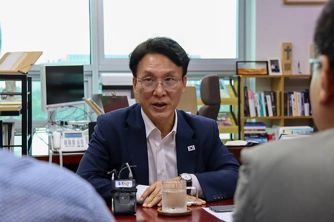 더불어민주당 당대표 선거에 출마한 김민석 후보가 22일 국회의원회관에서 전남·광주 국회 출입기자단과 차담회를 하고 있다.