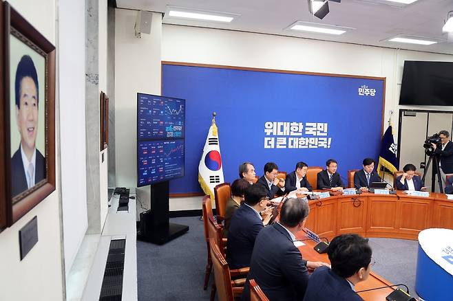 한병도 더불어민주당 당대표 직무대행 겸 원내대표가 22일 서울 여의도 국회에서 열린 최고위원회의에서 모두 발언을 하고 있다. 회의실에 노무현 전 대통령 사진이 걸려 있다. <사진=뉴스1>