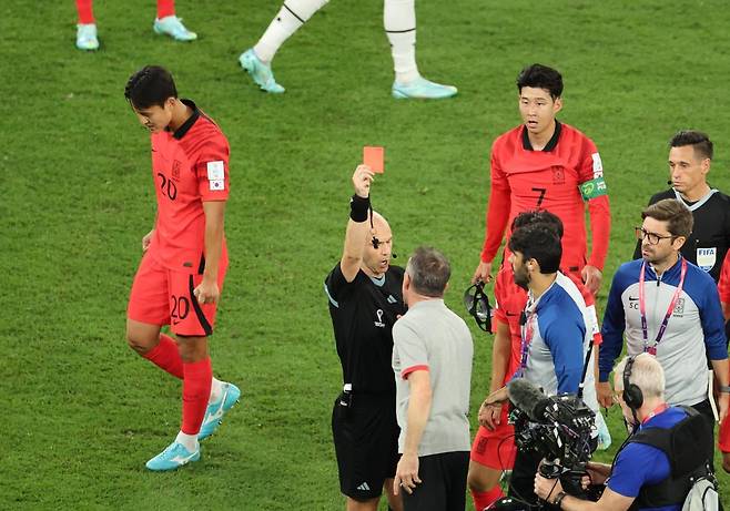 출처:연합뉴스 / 2022 카타르 월드컵서 벤투 감독 퇴장시키던 테일러 심판