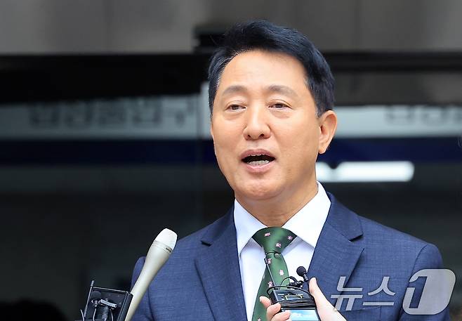 오세훈 서울시장이 22일 서울 서초구 서울중앙지방법원에서 열린 정치자금법위반 혐의 1심 선고를 마치고 취재진의 질문에 답하고 있다. 오 시장은 지난 2021년 서울시장 재보궐선거를 앞두고 정치 브로커 명태균 씨에게 총 10차례에 걸쳐 여론조사 결과를 제공받고 후원자 김 씨에게 3300만 원 상당의 비용을 대납하도록 한 혐의로 1심 벌금 1000만 원을 선고 받았다. 2026.7.22 ⓒ 뉴스1 이호윤 기자