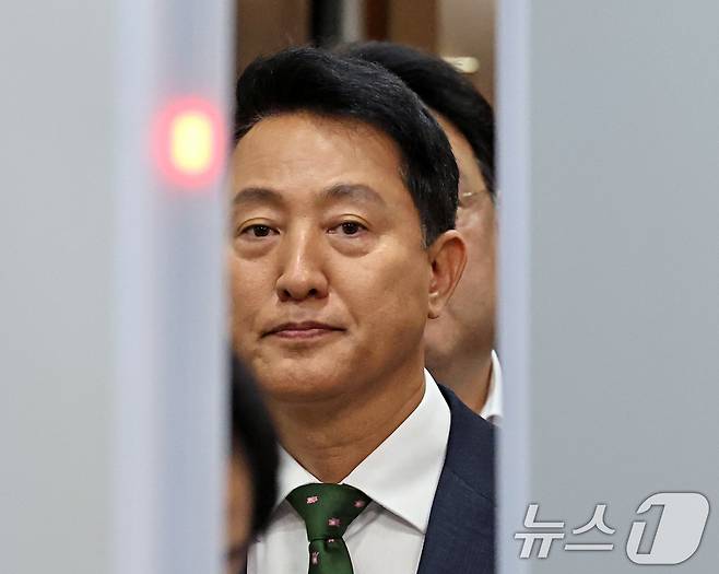 오세훈 서울시장이 22일 서울 서초구 서울중앙지방법원에서 열린 정치자금법위반 혐의 1심 선고를 마치고 법원을 나서고 있다. 오 시장은 지난 2021년 서울시장 재보궐선거를 앞두고 정치 브로커 명태균 씨에게 총 10차례에 걸쳐 여론조사 결과를 제공받고 후원자 김 씨에게 3300만 원 상당의 비용을 대납하도록 한 혐의로 1심 벌금 1000만 원을 선고 받았다. (공동취재) 2026.7.22 ⓒ 뉴스1 이호윤 기자