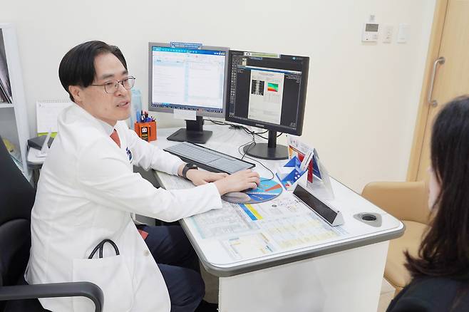 ◇진료 중인 인천성모병원 가정의학과 황선욱 교수. 장종호 기자