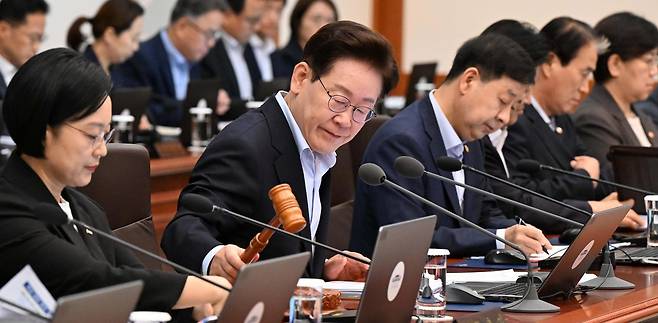 이재명 대통령이 21일 청와대에서 열린 국무회의에서 개회를 선언하며 의사봉을 두드리고 있다. 이 대통령은 국무회의에서 유전자변형생물체(GMO) 완전표시제 시행 추진 계획을 보고받고 “식품 가공 과정에서 GMO 성분이 완전히 제거될 수 있느냐”며 “국민들에게 선택권을 주기 위해 조기에 시행하는 방법을 강구해달라”고 지시했다. 청와대사진기자단