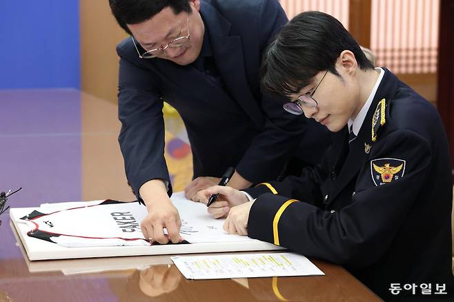 프로게이머 ‘페이커’ 이상혁이 22일 서울 서대문구 경찰청에서 명예경찰 및 사이버도박 예방 홍보대사로 위촉된 뒤 유니폼에 사인을 하고있다. 김재명 기자 base@donga.com