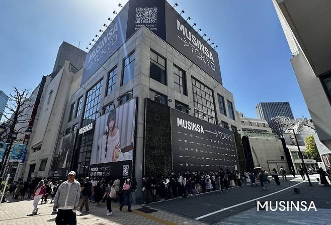 2026 무신사 도쿄 팝업 스토어' 입장을 기다리는 방문객 모습