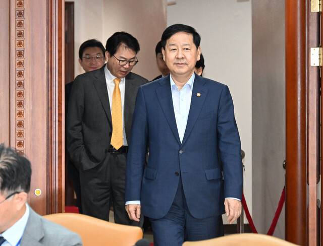 구윤철 부총리 겸 재정경제부 장관이 22일 서울 종로구 정부서울청사에서 열린 비상경제본부 회의 겸 경제·산업경쟁력강화 관계장관회의장에 들어서고 있다. 재경부 제공