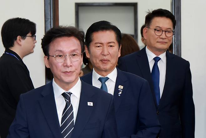 더불어민주당 당 대표 후보인 김민석·정청래·송영길 의원(왼쪽부터)이 지난 20일 국회에서 열린 민주당 공명선거 실천 서약식에 참석했다. 연합뉴스