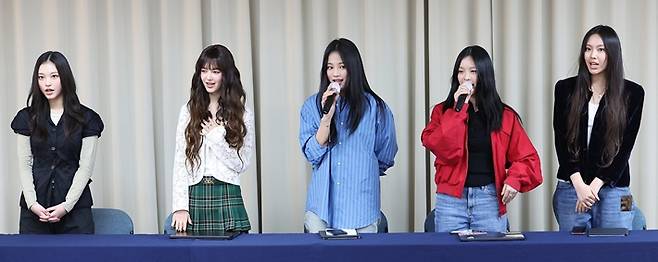지난 2024년 11월 어도어와의 전속계약 해지를 알리는 기자회견을 연 뉴진스. 연합뉴스