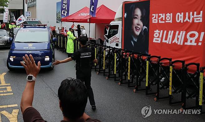종합특검 출석하는 김건희 (과천=연합뉴스) 이진욱 기자 = 22일 김건희 여사를 태운 호송차가 경기도 과천 2차 종합특검에 들어서고 있다. 김 여사는 윤석열 전 대통령 관저 이전과 관련 특정범죄가중처벌법상 알선수재와 직권남용 혐의 피의자 신분으로 조사를 받을 예정이다. 2026.7.22 cityboy@yna.co.kr