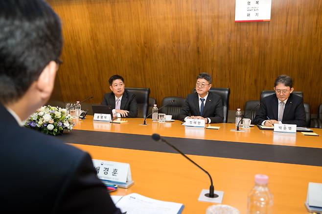 왼쪽부터 홍범식 LG유플러스 대표, 정재헌 SK텔레콤 대표, 박윤영 KT 대표. (사진=과기정통부)