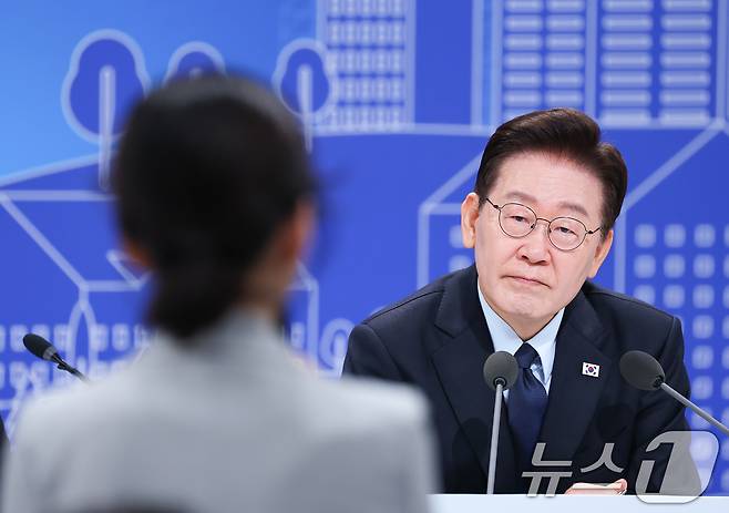 이재명 대통령이 23일 서울 여의도 KBS 별관에서 열린 부동산정책 국민 대토론회에서 참석자의 발언을 듣고 있다. 2026.7.23 ⓒ 뉴스1 허경 기자