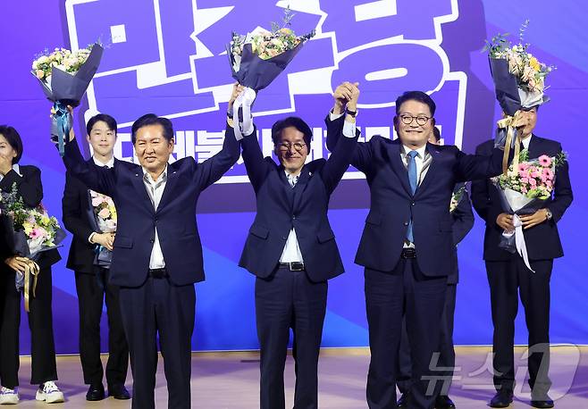 더불어민주당 본경선 후보로 당선된 정청래(왼쪽부터), 김민석, 송영길 후보가 23일 오후 서울 여의도 국회 의원회관에서 열린 당대표·최고위원 선출을 위한 예비경선 결과발표 행사에서 손을 들어 인사하고 있다. 2026.7.23 ⓒ 뉴스1 황기선 기자