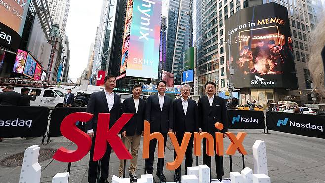 최태원 SK그룹 회장, 곽노정 SK하이닉스 CEO 등 주요 경영진이 10일(현지 시간) 미국 뉴욕 타임스스퀘어 나스닥 타워 앞에서 기념촬영하고 있다. 왼쪽부터 최재원 SK스퀘어 수석부회장, 곽노정 SK하이닉스 CEO, 최태원 SK그룹 회장, 고승범 SK하이닉스 사외이사 겸 이사회 의장, 유정준 SK(주) 미주총괄 부회장. 사진=SK하이닉스 제공