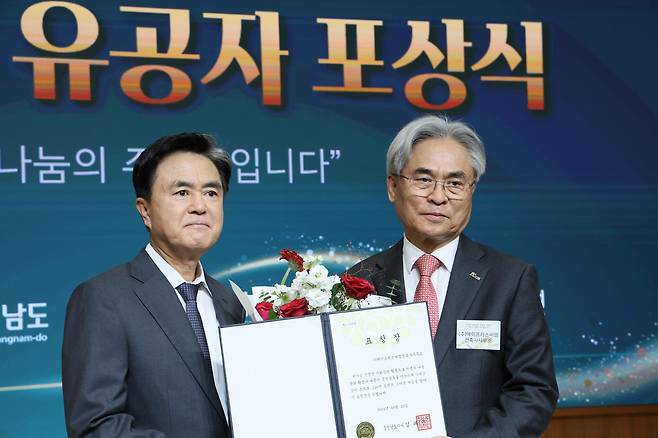 에이프러스씨엠건축사사무소 이택준 대표(오른쪽)가 충남 나눔 실천 유공자 포상식 표창을 수상했다.