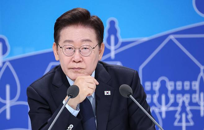 이재명 대통령이 23일 서울 여의도 KBS 별관에서 열린 부동산정책 국민 대토론회에서 참석자의 발언을 듣고 있다. 2026.7.23 뉴스1