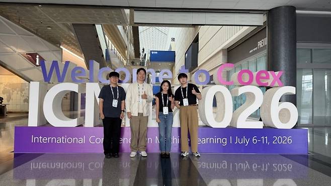 ICML 2026 수상자 사진. 왼쪽부터 나병후 KAIST KI로보틱스연구소 연구원, 곽지석 데이터사이언스대학원 박사과정생, 조수현 산업및시스템공학과 박사과정생, 김태우 석사과정생. KAIST 제공