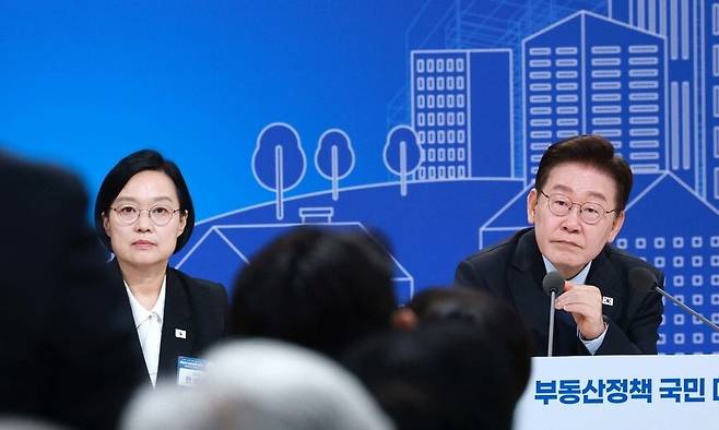 이재명 대통령(오른쪽)이 23일 서울 여의도 KBS에서 열린 부동산정책 국민 대토론회에서 참석자의 질문을 듣고 있다. 청와대사진기자단