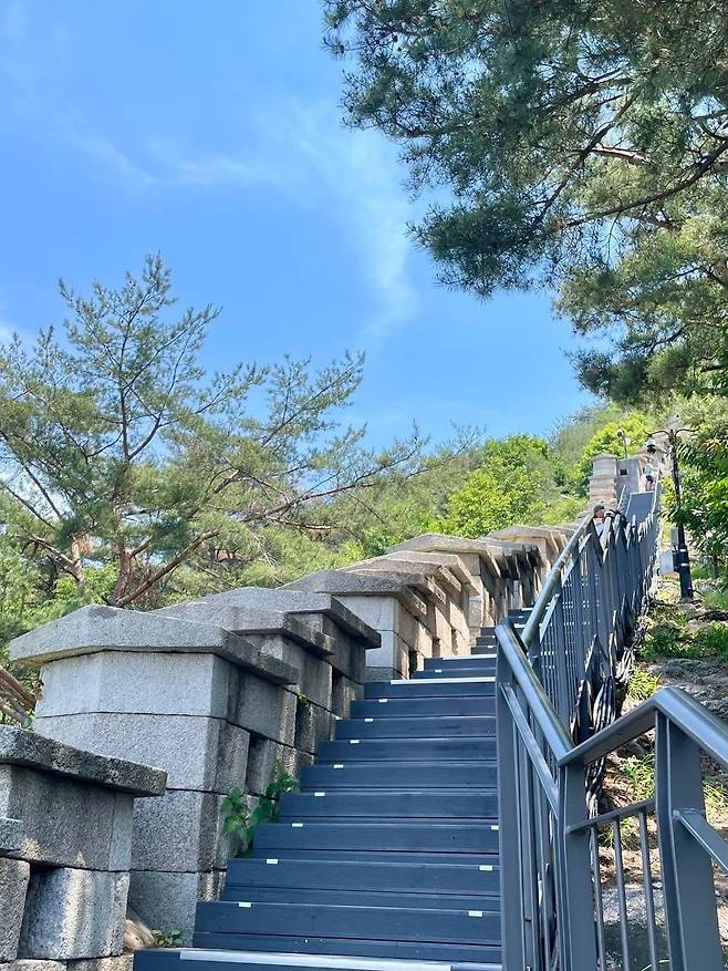 북악산은 초심자도 쉽게 산을 오를 수 있게끔 보행로가 나무 데크로 조성돼있다. /사진=김영리 기자
