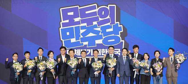 본선 진출한 당대표·최고위원 후보들 더불어민주당 당대표·최고위원 예비경선을 통과한 후보들이 23일 국회 의원회관에서 기념촬영을 하고 있다. 왼쪽부터 박선원·이성윤·한민수·최민희 최고위원 후보, 중앙당 선거관리위원장인 소병훈 의원, 정청래 당대표 후보, 한병도 대표 직무대행 겸 원내대표, 김민석·송영길 당대표 후보, 전국당원대회준비위원장인 이학영 의원, 김용·서미화·임미애·김영호 최고위원 후보. 연합뉴스