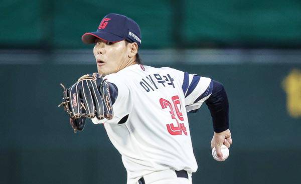 이이무라 쇼타가 지난달 27일 부산 사직야구장에서 열린 2026 신한 SOL KBO 정규시즌 LG 트윈스와의 경기에 등판해 KBO리그 데뷔전을 치르고 있다. 롯데 자이언츠 제공