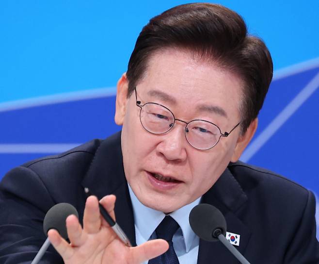 이재명 대통령이 23일 서울 여의도 KBS 별관에서 열린 부동산정책 국민 대토론회에서 발언을 하고 있다. / 사진=뉴시스