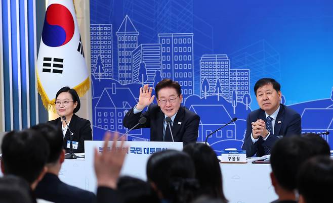 이재명 대통령이 23일 서울 여의도 KBS 별관에서 열린 부동산정책 국민 대토론회에서 참석자들의 의견을 받고 있다. / 사진=뉴시스