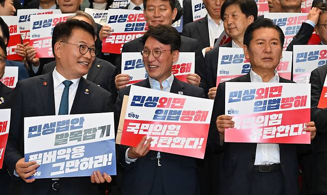 송영길(왼쪽부터), 김민석, 정청래 더불어민주당 전당대회 당대표 후보가가 23일 국회 로텐더홀에서 열린 민생외면 입법방해 국민의힘 규탄대회에 참석하고 있다. 오승현 기자 2026.07.23