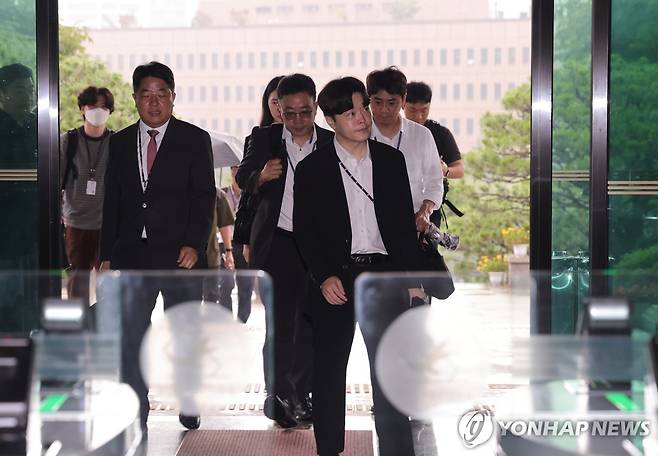 투표지 합수본, '투표 통계 조작' 포착해 중앙선관위 압수수색 (과천=연합뉴스) 서대연 기자 = 투표용지 부족 사태 진상 규명을 위한 검경 합동수사본부 관계자들이 23일 경기도 과천시 중앙선거관리위원회 압수수색을 위해 청사로 들어오고 있다.
합수본은 앞서 투표지 부족 사태 수사 과정에서 선관위 실무자급 직원들이 투표자 수 오입력 실수를 은폐하기 위해 전산상 통계 수치를 임의로 수정한 정황을 포착하고 수사에 나섰다. 2026.7.23 dwise@yna.co.kr