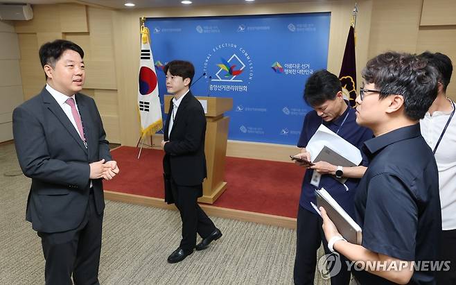 중앙선관위 압수수색 나선 투표지 합수본 (과천=연합뉴스) 서대연 기자 = 투표용지 부족 사태 진상 규명을 위한 검경 합동수사본부 관계자들이 23일 경기도 과천시 중앙선거관리위원회에 도착해 압수수색을 준비하며 선관위 직원과 대화하고 있다.
합수본은 앞서 투표지 부족 사태 수사 과정에서 선관위 실무자급 직원들이 투표자 수 오입력 실수를 은폐하기 위해 전산상 통계 수치를 임의로 수정한 정황을 포착하고 수사에 나섰다. 2026.7.23 dwise@yna.co.kr