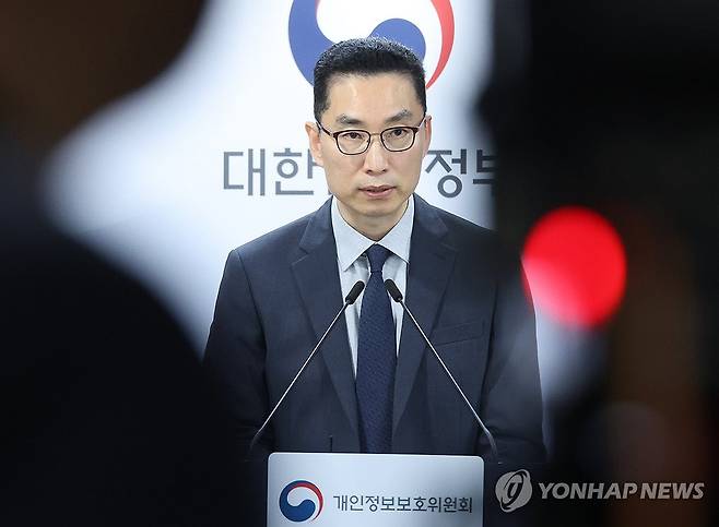 애플ㆍ틱톡 개인정보 보호법 위반, 과징금 총 105억 부과 (서울=연합뉴스) 안정원 기자 = 이재형 개인정보보호위원회 조사조정국장이 23일 서울 종로구 정부서울청사에서 적법 근거 없이 개인정보를 수집ㆍ이용한 틱톡과 애플에 각각 과징금 103억600만원과 2억5천200만원을 부과한다고 밝히고 있다. 2026.7.23 jeong@yna.co.kr