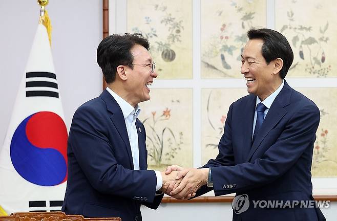 손 맞잡은 김민석·우상호 (춘천=연합뉴스) 양지웅 기자 = 더불어민주당 김민석 당 대표 후보가 23일 강원 춘천시 강원특별자치도청을 방문해 우상호 도지사와 악수하고 있다. 2026.7.23 yangdoo@yna.co.kr
