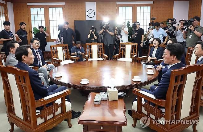 강원도청 찾은 김민석 후보 (춘천=연합뉴스) 양지웅 기자 = 더불어민주당 김민석 당 대표 후보가 23일 강원 춘천시 강원특별자치도청을 방문해 우상호 지사와 대화하고 있다. 2026.7.23 yangdoo@yna.co.kr