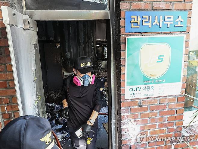 경산 아파트 관리사무소서 폭발 추정 사고 (경산=연합뉴스) 윤관식 기자 = 23일 오전 8시 29분께 경북 경산시 사동 한 아파트 관리실 안에서 폭발 추정 사고가 난 가운데 당국이 화재 현장을 살펴보고 있다. 2026.7.23 psik@yna.co.kr