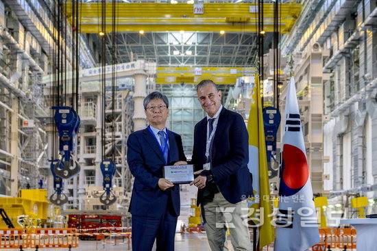 ▲ 22일 프랑스 남부 카다라슈에서 열린 'KOREA-ITER 퓨전 데이' 행사에서 원광식 HD현대중공업 부사장이 피에트로 바라바쉬 ITER 사무총장으로부터 감사패를 받았다. HD현대중공업 제공