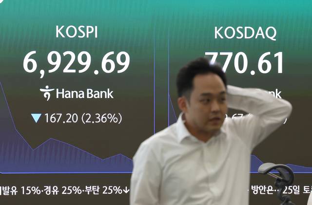 24일 서울 중구 하나은행 본점 딜링룸에서 한 딜러가 자리로 향하고 있다. /연합뉴스