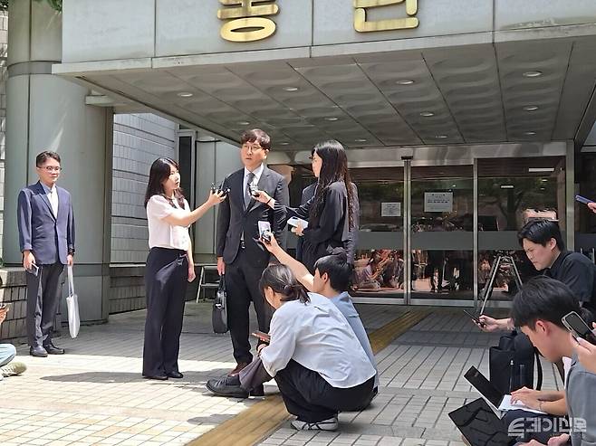 SK그룹 최태원 회장 측 이재근 변호사가 7월 24일 오후 서울 서초구 서울고등법원에서 열린 최 회장과 아트센터 나비 노소영 관장 간 재산분할 파기환송심 선고 공판 후 취재진의 질문에 답하고 있다. ⓒ투데이신문