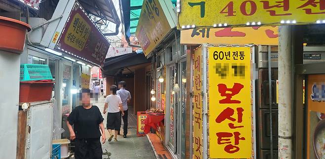 초복인 지난 14일 찾은 서울 종로 보신탕 거리. 오가는 사람이 많지 않아 한산한 모습이다. (사진=이데일리 김미경 기자).